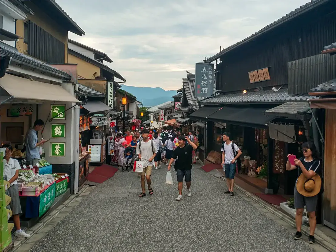 Photograph of the Kiyomizu-zaka approach street in Japan